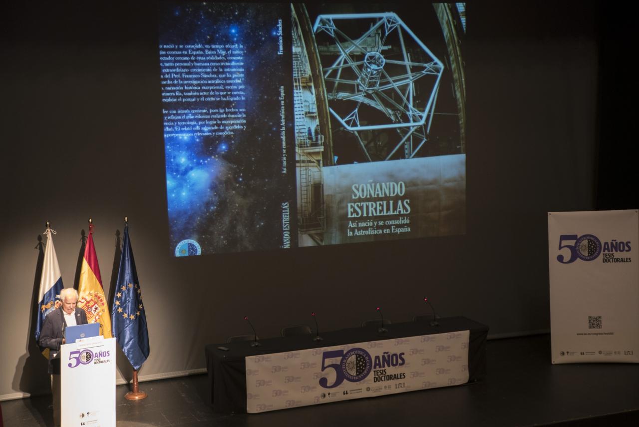 Franciso Sánchez en el Teatro Leal durante su charla "SOÑANDO ESTRELLAS. Así nació y se consolidó la Astrofísica en España"