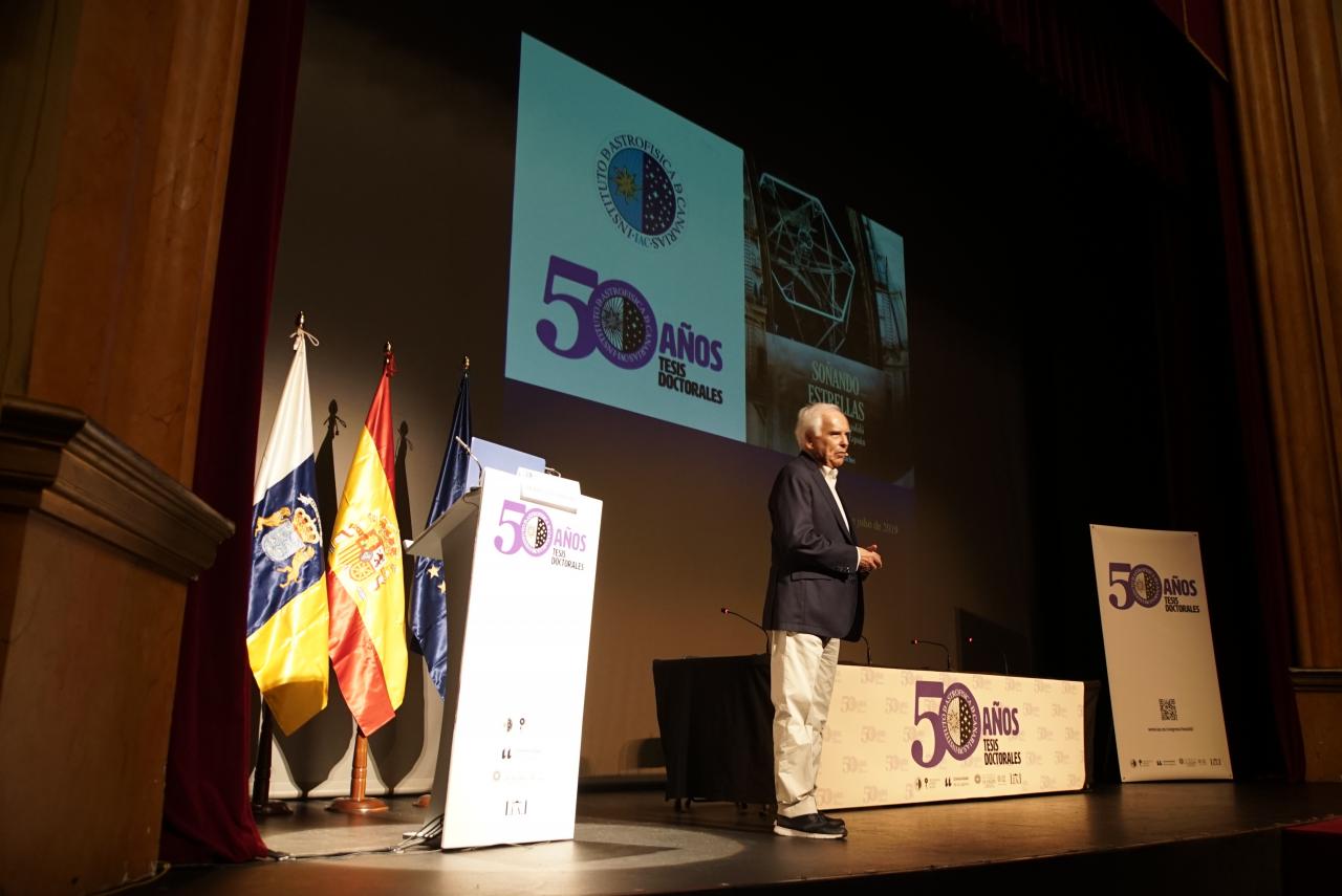 Franciso Sánchez durante su conferencia "SOÑANDO ESTRELLAS. Así nació y se consolidó la Astrofísica en España"