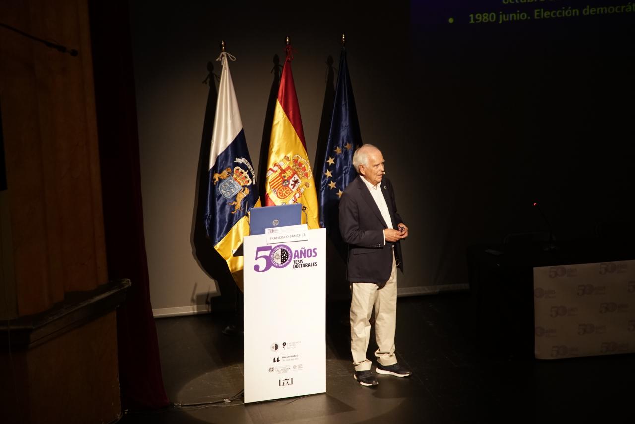 Franciso Sánchez durante su conferencia "SOÑANDO ESTRELLAS. Así nació y se consolidó la Astrofísica en España" 