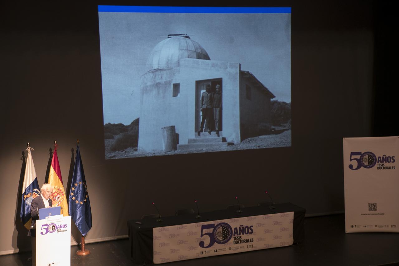 Franciso Sánchez muestra una de las primeras instalaciones el Observatorio del Teide