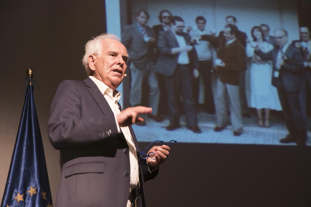 Francisco Sánchez durante su charla "SOÑANDO ESTRELLAS. Así nació y se consolidó la Astrofísica en España"