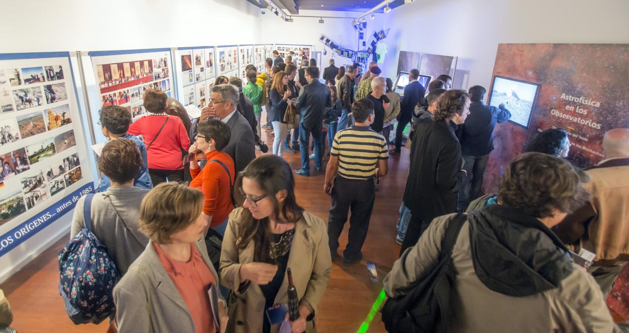 Visitors to the "Lights of the Universe" exhibition. Credits: Daniel López/IAC 