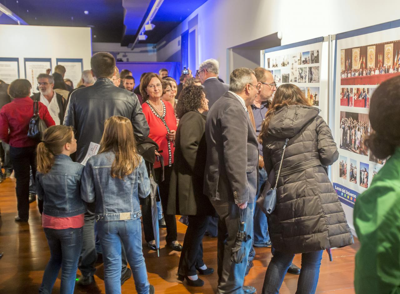 Visitantes de la exposición "Luces del Universo" contemplando los paneles dedicados a la historia del IAC y sus Observatorios. Créditos: Daniel López/IAC. 