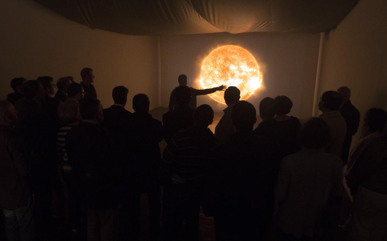 Visitantes de la exposición “Luces del Universo” ante el módulo interactivo “Inmersión Solar”, en la planta superior del Sala de Arte Instituto Canarias Cabrera Pinto (La Laguna). Créditos: Daniel López/IAC