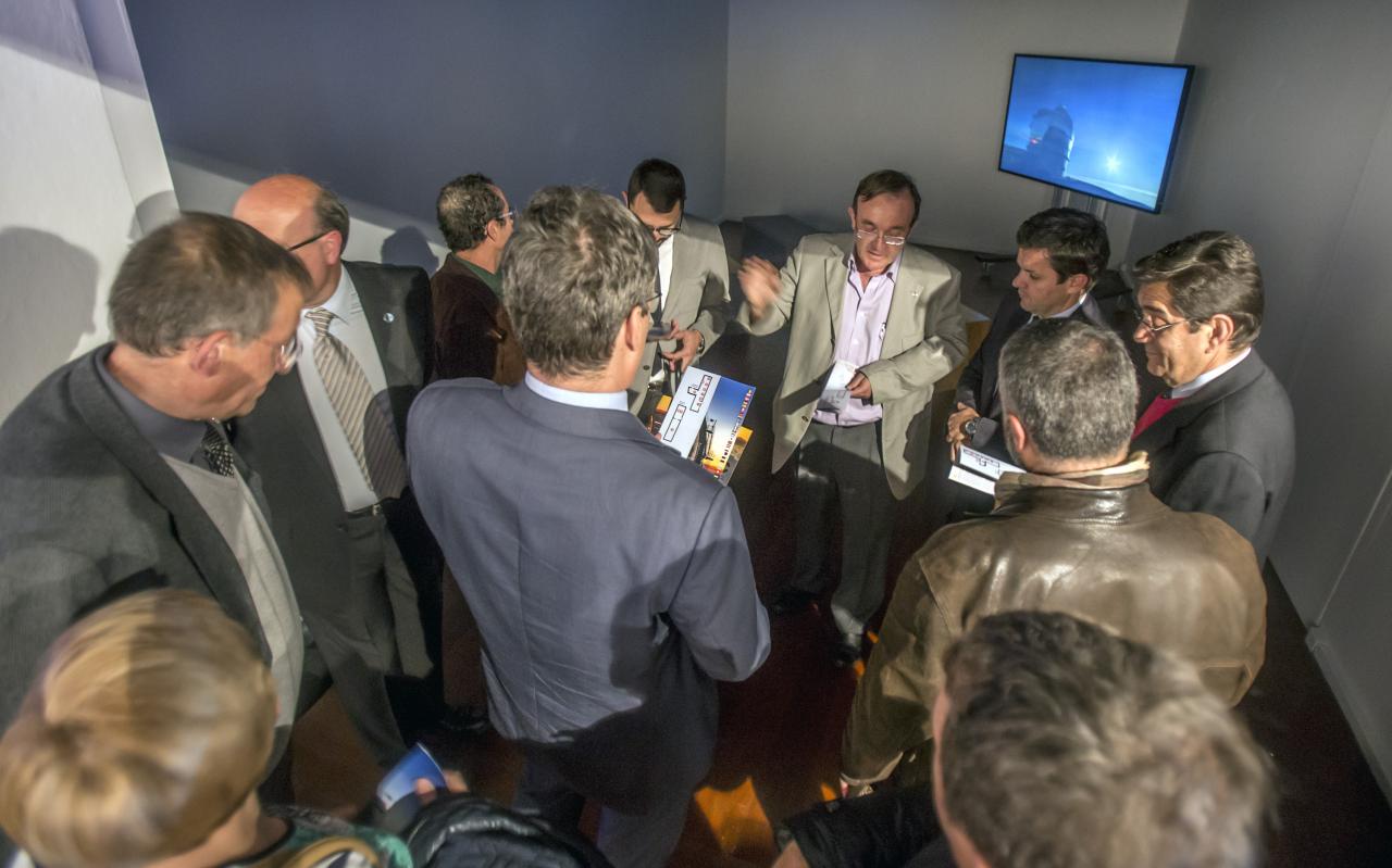 El astrofísico Juan Antonio Belmonte, uno de los comisarios de la exposición “Luces del Universo”, explicando a las autoridades la distribución de las distintos módulos de la exposición. Créditos: Daniel López/IAC. 