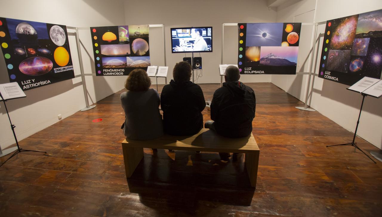 Visitantes ante la proyección del vídeo sobre cómo se investiga en Física Solar en el IAC, producido por el IAC, en el marco del programa “Severo Ochoa”. Créditos: Daniel López/IAC.