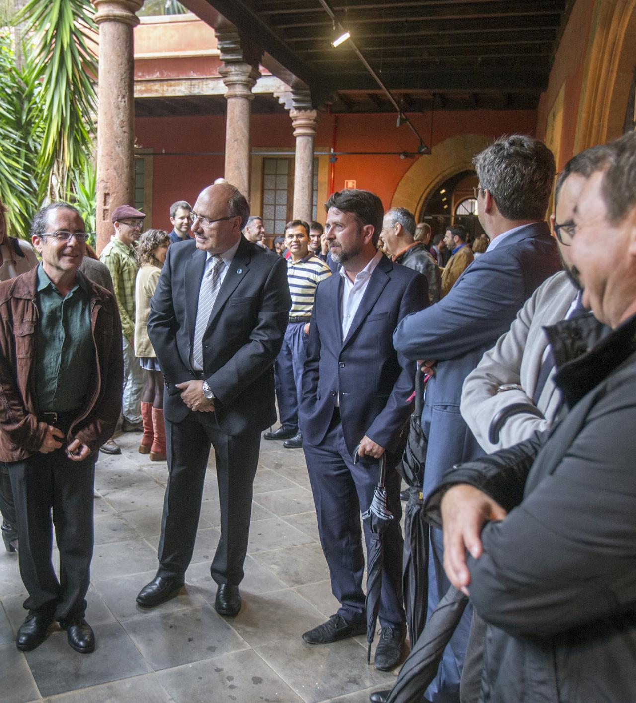 El director del IAC, Rafael Rebolo, el presidente del Cabildo de Tenerife, Carlos Alonso, el director de la ACIISI, Juan Ruiz Alzola, y el Director General de Cultura del Gobierno de Canarias, Xerach Gutiérrez Ortega, con Ignacio García de la Rosa (a la izquierda), uno de los comisarios de la exposición “Luces del Universo”. Créditos: Daniel López/IAC. 