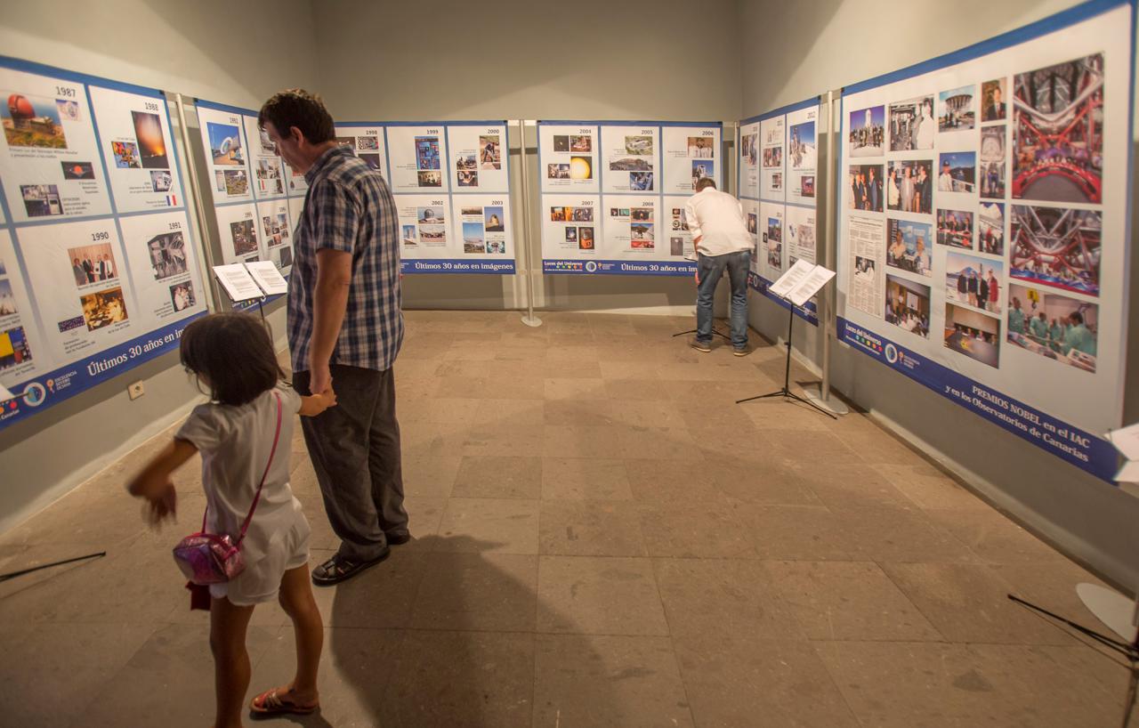 Visitantes de la exposición “Luces del Universo”. 