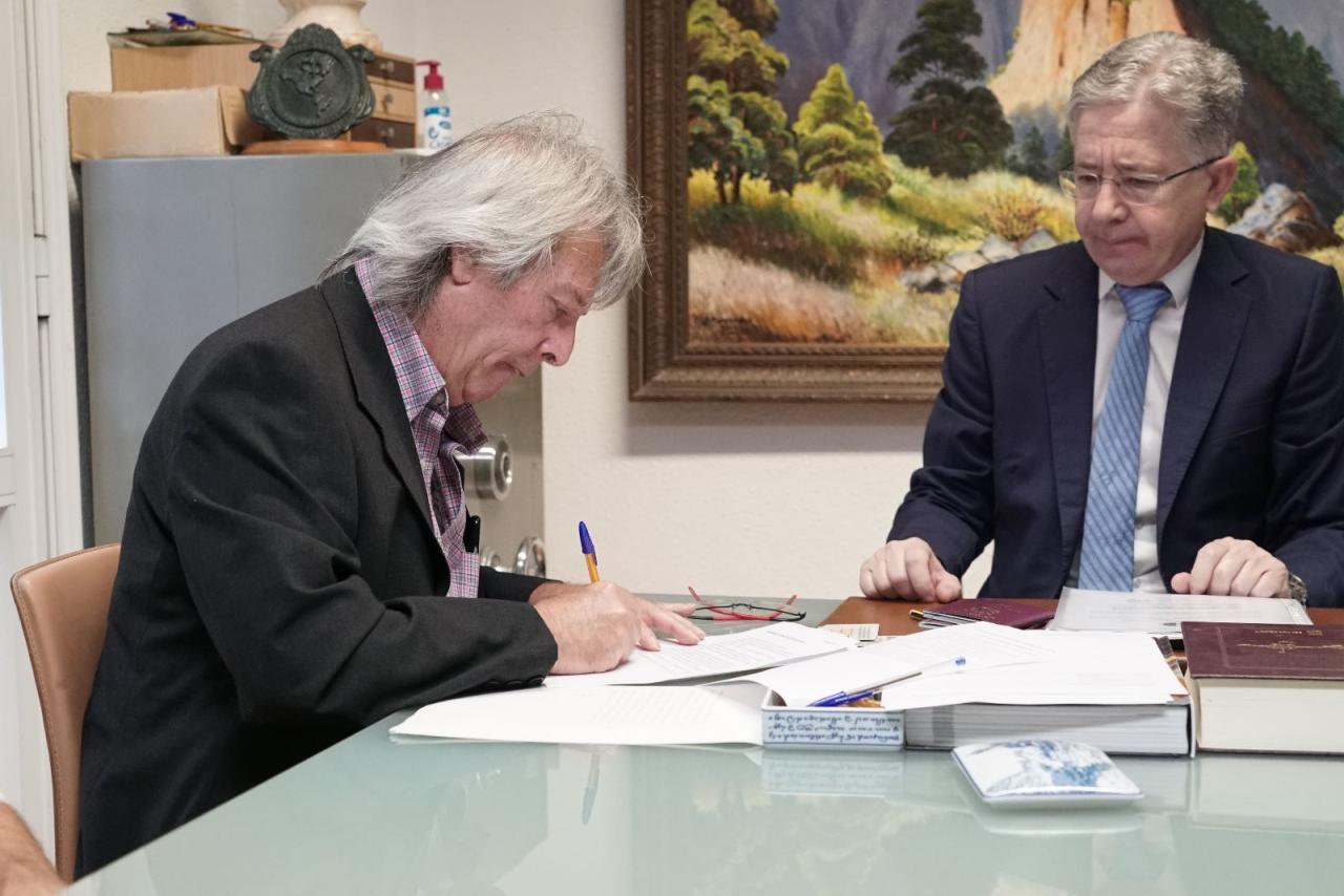 Manuel Collados durante la firma de la Fundación EST