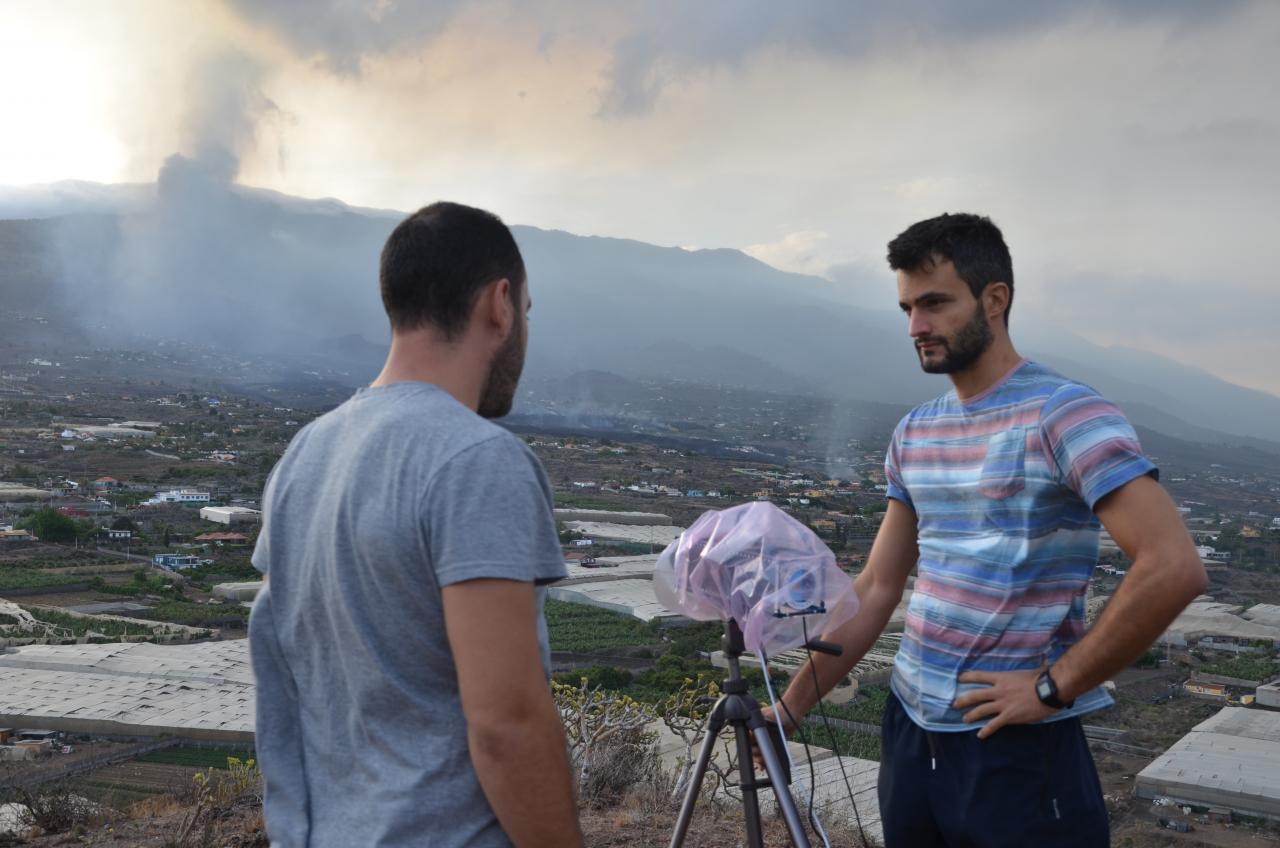 Ignacio Sidrach y Carlos Colodro tomando imágenes del volcán de Cumbre Vieja con la cámara DRAGO. 