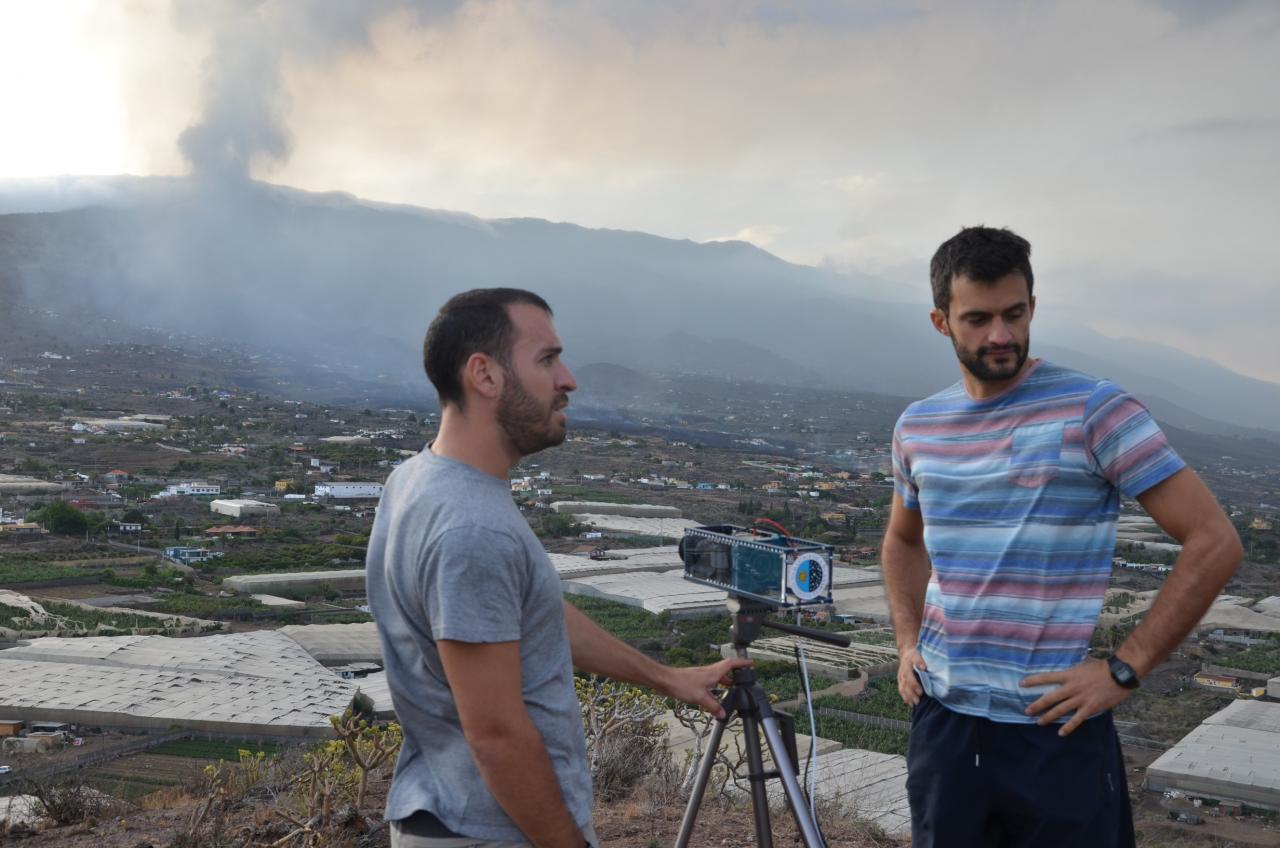 Ignacio Sidrach y Carlos Colodro tomando imágenes del volcán de Cumbre Vieja con la cámara DRAGO.