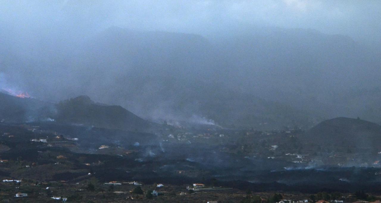 The Cumbre Vieja volcano covered by the cloud of smoke and ash. Image taken in the visible range with a Nikon camera. 