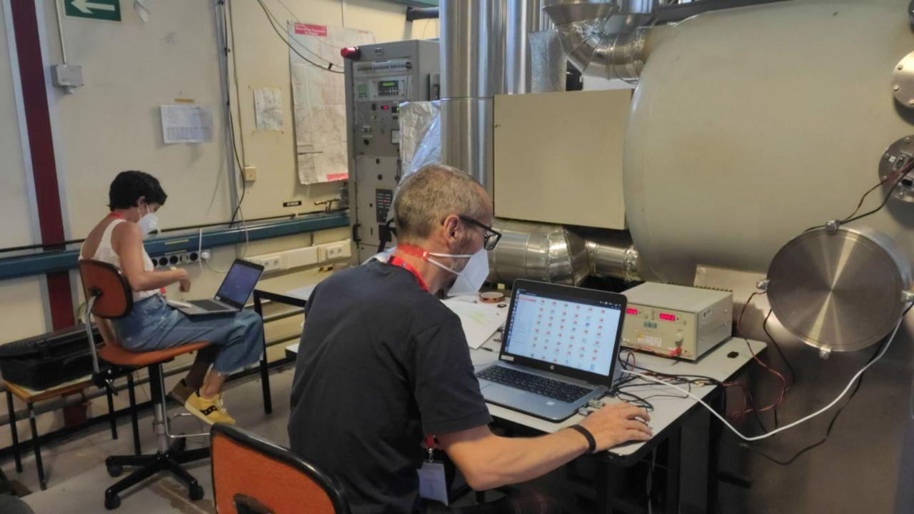 Imagen de José Carlos Sanluis y Alba Peláez, ingenieros de IACTEC, durante los ensayos de termo-vacío para la calificación del instrumento DRAGO