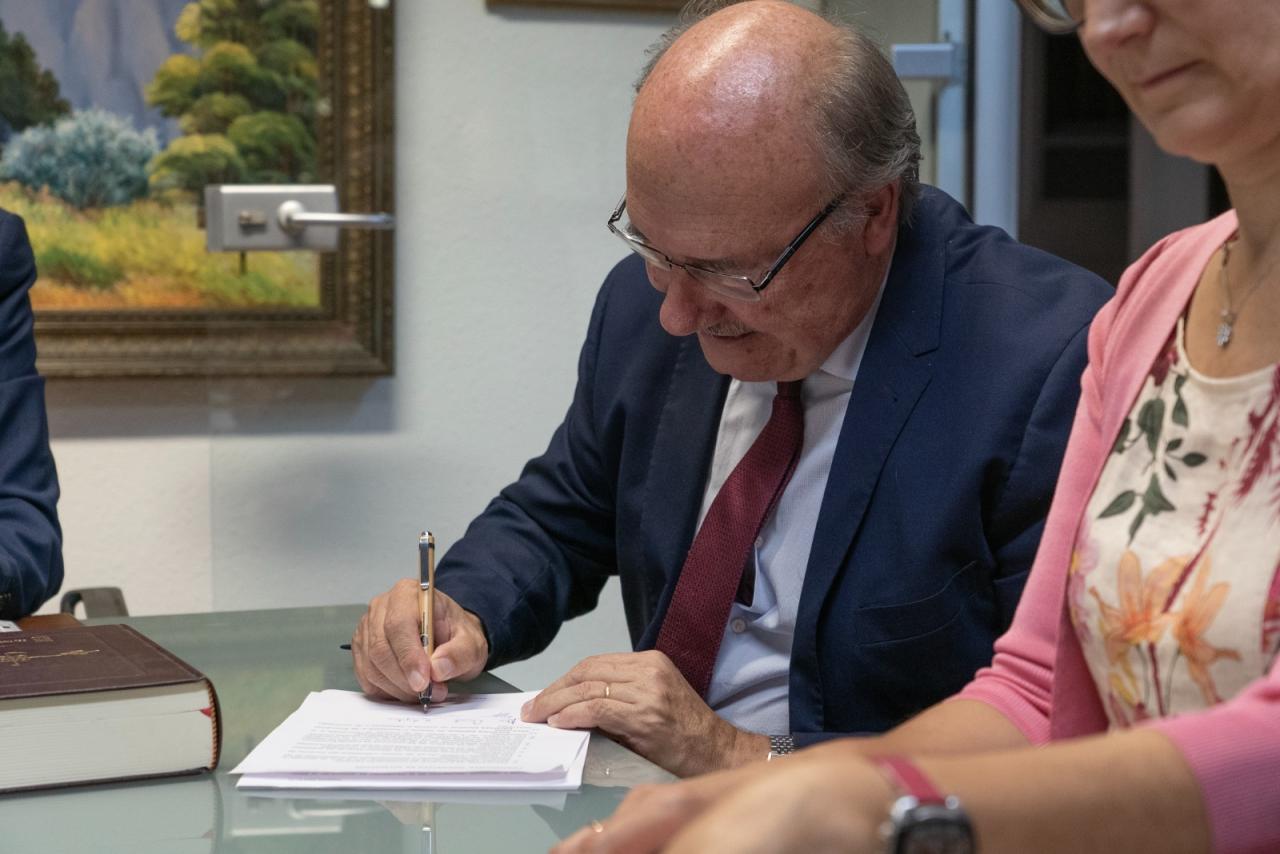 Rafael Rebolo durante la firma de la Fundación EST