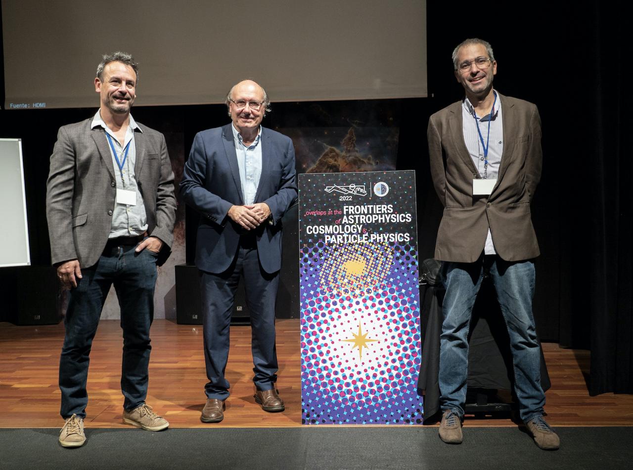 Los investigadores del IAC y organizadores de la presente edición de la Winter School Jorge Martin Camalich (izquierda) y Carlos Hernández-Monteagudo (derecha) con Rafael Rebolo, director del IAC (centro), en el Museo de la Ciencia y el Cosmos