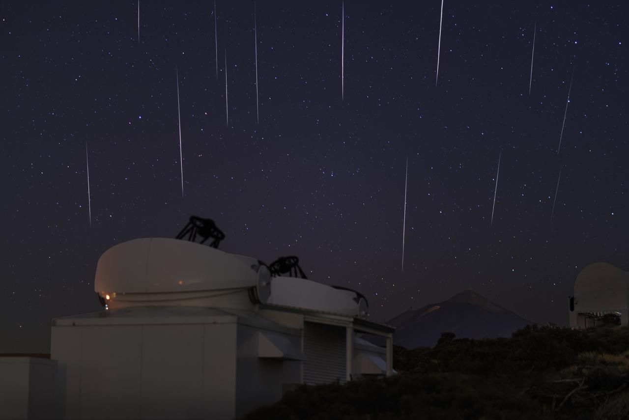 Lluvia de meteoros desde el Observatorio del Teide. Crédito: Juan Carlos Casado