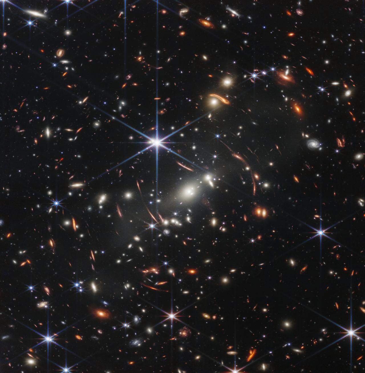Imagen del Primer Campo Profundo del telescopio James Webb que ha permitido estudiar la luz intracumular del cúmulo SMACS-J0723.3-7327. Crédito: NASA, ESA, CSA, STScI