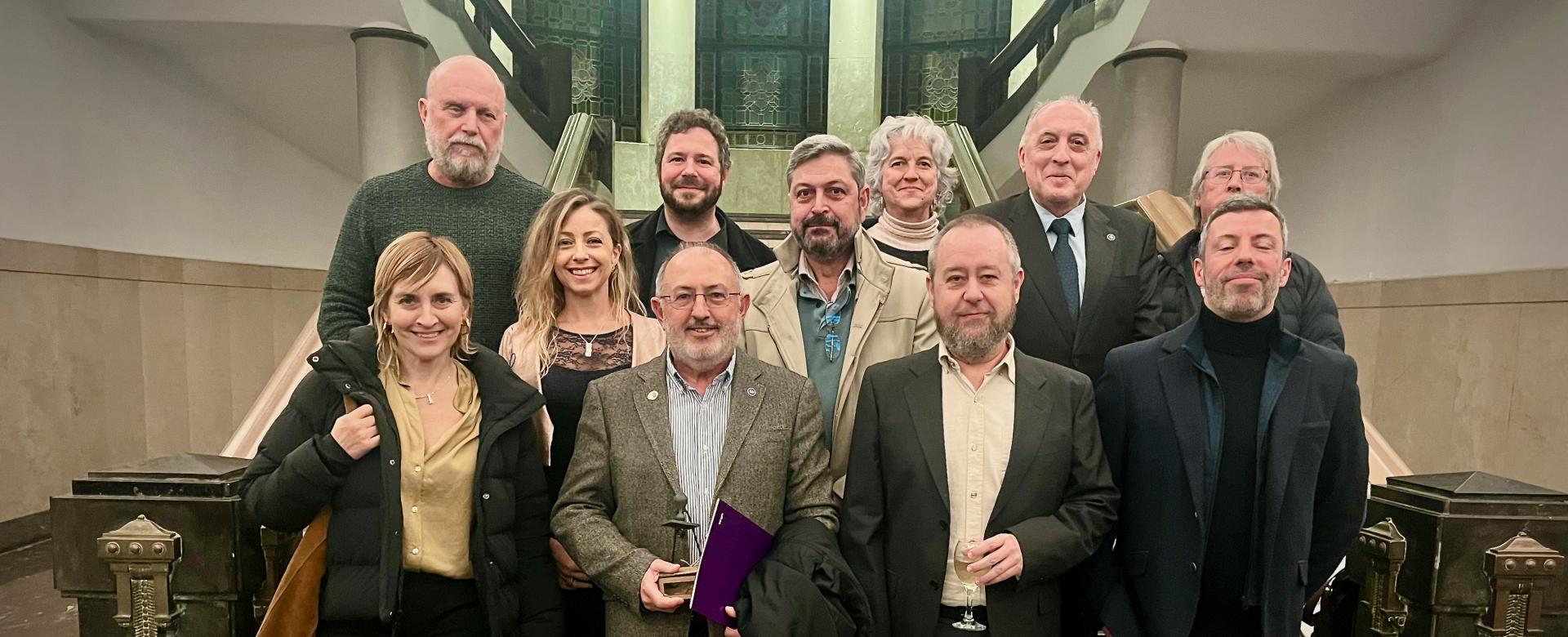 Artemio Herrero Davó sostiene el Premio Institucional a la Investigación de la ULL acompañado de compañeros y compañeras del IAC 