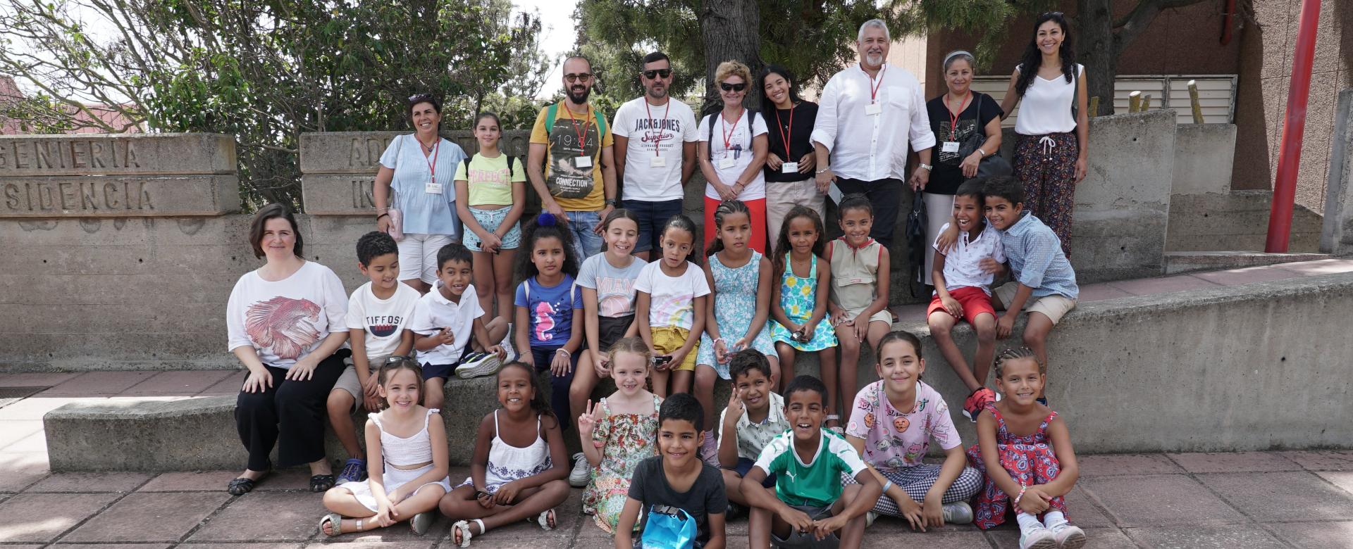  Niñas y niños saharauis y sus familias de acogida en la sede del IAC