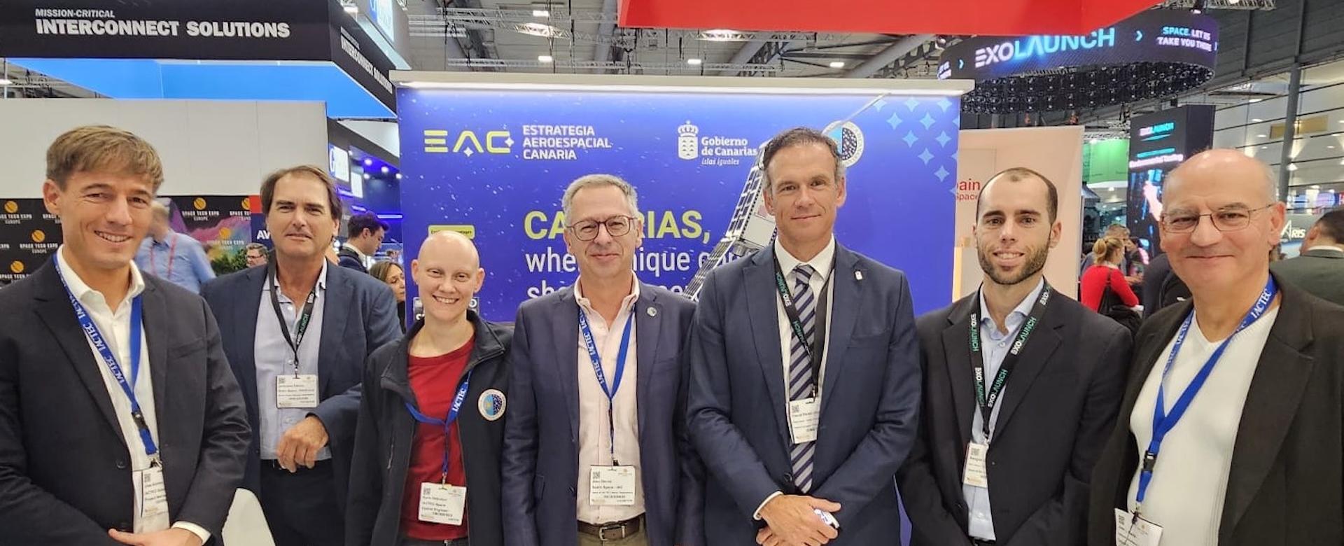 El equipo de IACTEC-Espacio y del Centro de Sistemas Ópticos Avanzados (CSOA), junto con representantes del Gobierno de Canarias, la Zona Especial Canaria (ZEC), el Parque Tecnológico de Fuerteventura, ACISI y PROEXCA en la feria Space Tech Expo Europe