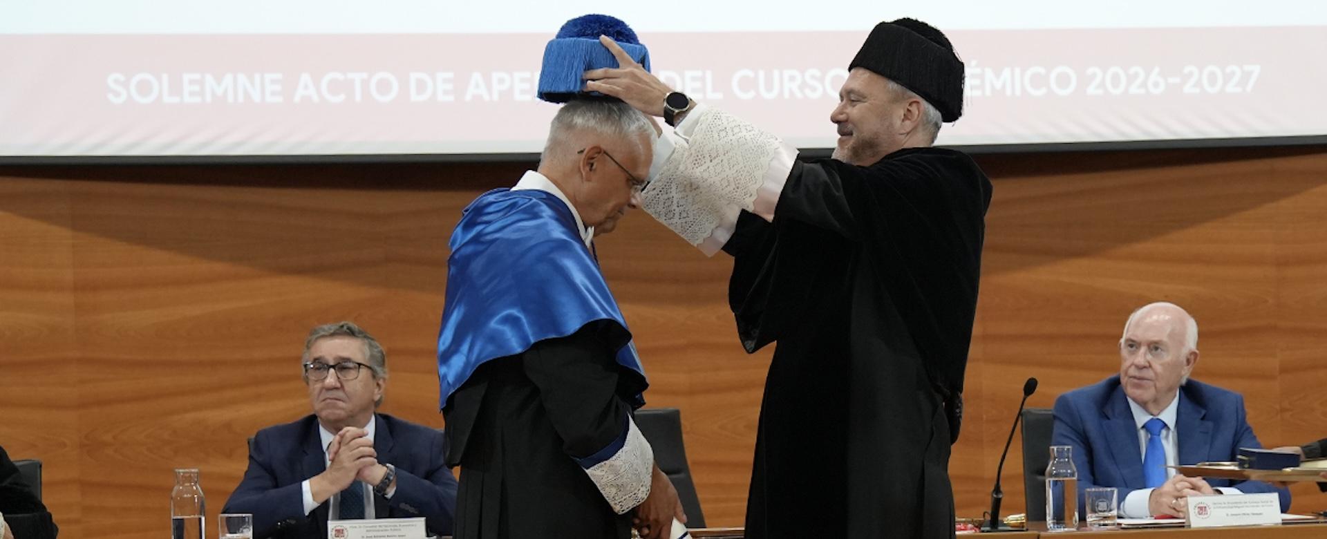 El astrofísico Valentín Martínez Pillet, director del IAC, siendo envestido Doctor Honoris por la UMH durante el acto de apertura del curso académico 2025/26