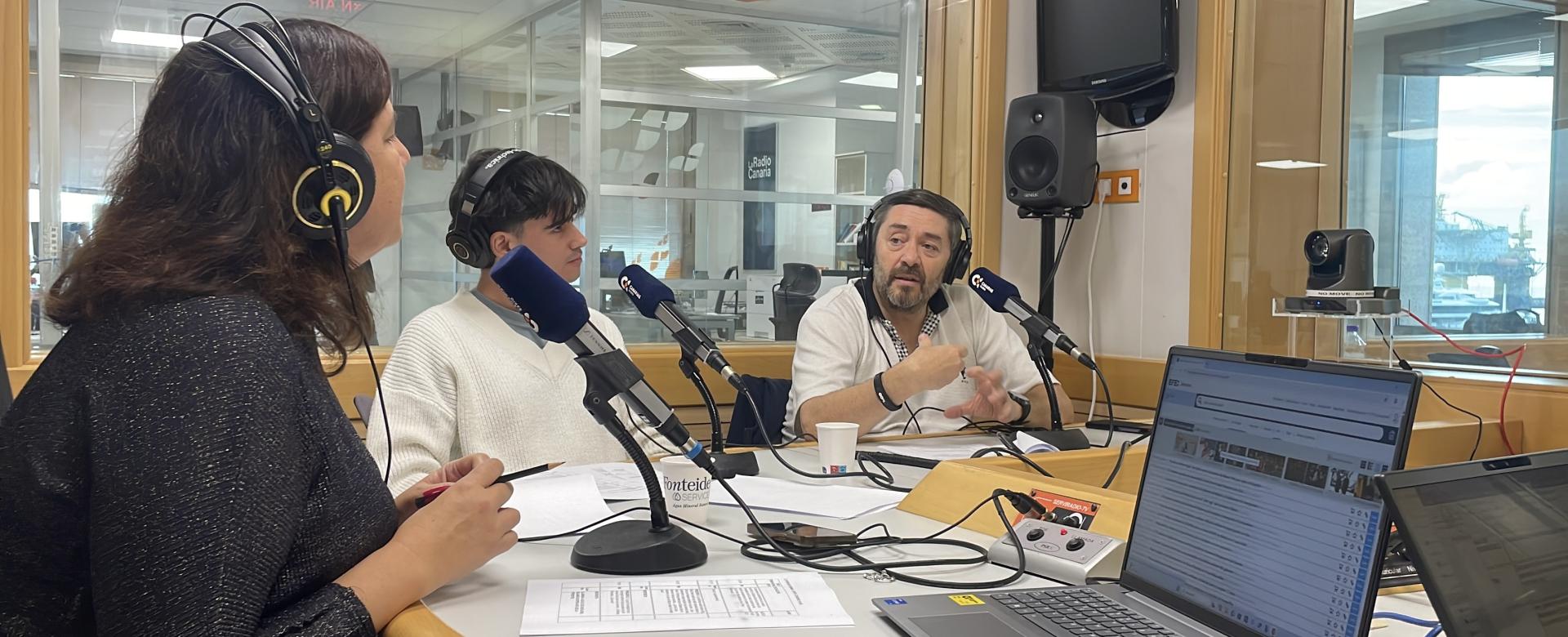 La presentadora de "Soñando Estrellas" Verónica Martín junto al doctorando del IAC David Mirabal y el investigador del IAC Javier Licandro durante la grabación del programa en La Radio Canaria