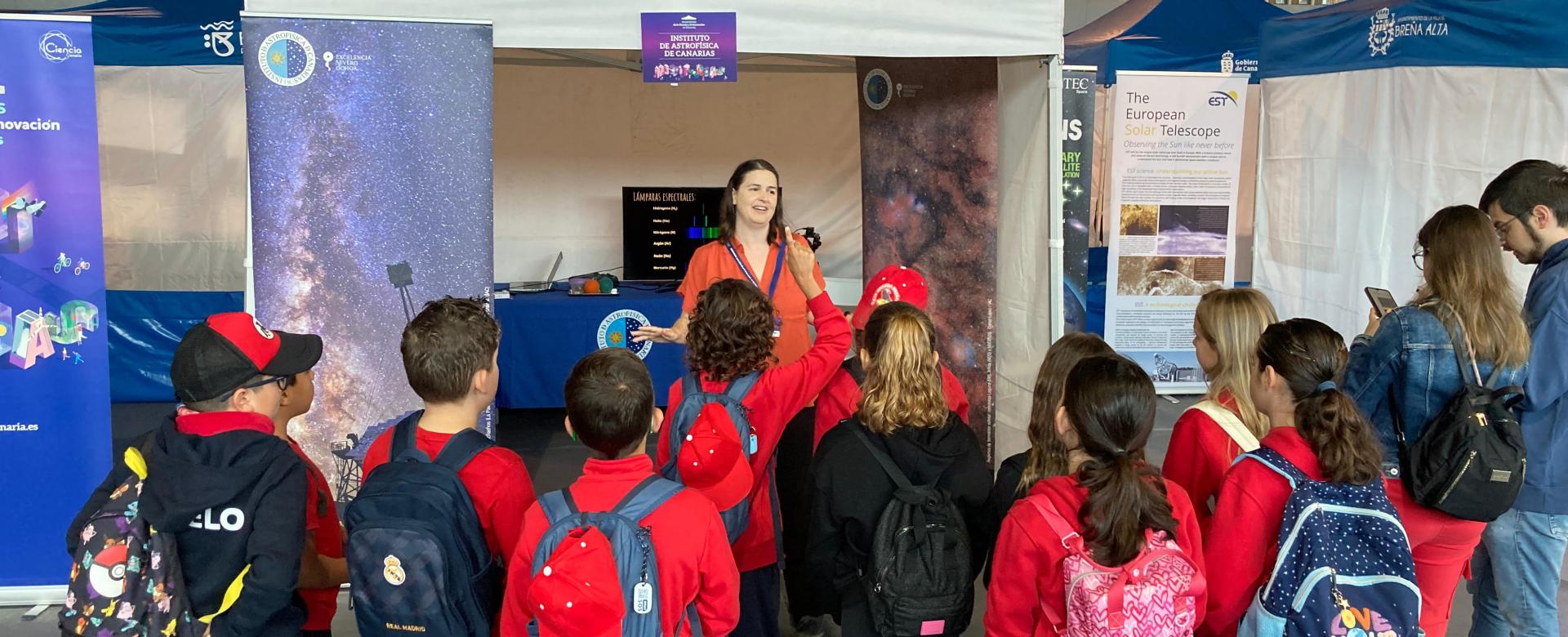 Estudiantes visitan el stand del IAC en la Miniferia de la Ciencia y la Innovacion 2025 celebrada en La Palma Estudiantes visitan el stand del IAC en la Miniferia de la Ciencia y la Innovacion 2025 celebrada en La Palma