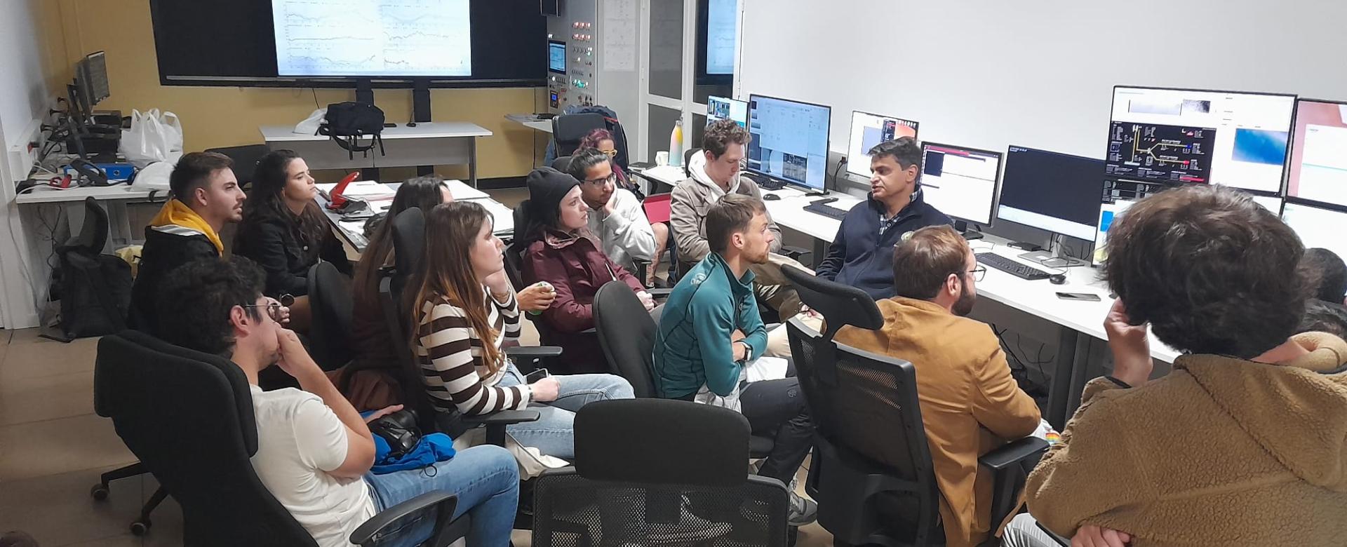 Participants in the practical training of the EDUCADO project in the control room of the William Herschel Telescope (WHT) at the Roque de los Muchachos Observatory (La Palma).
