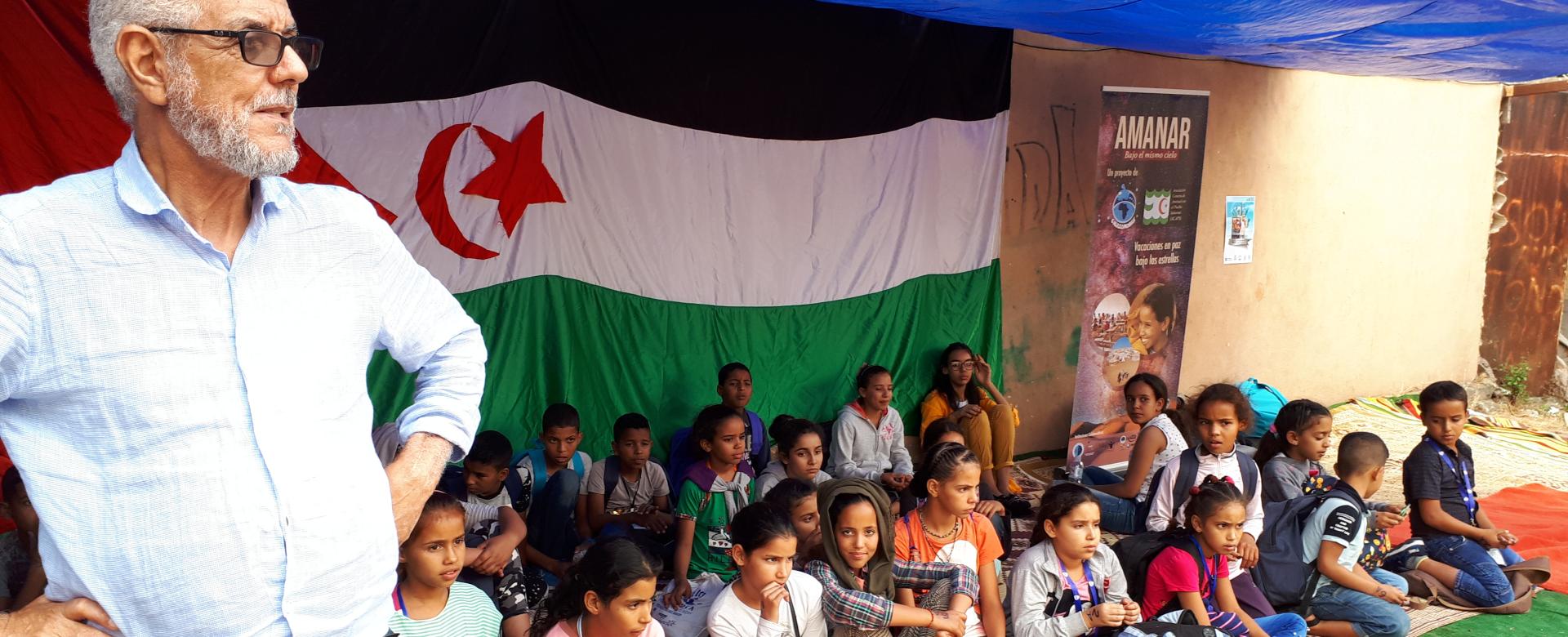 Grupo de niños saharauis que pasaron el verano en Tenerife con el programa Vacaciones en Paz junto al delegado del Frente Polisario en Canarias, Hamdi Ahmed Aomar Grupo de niños saharauis que pasaron el verano en Tenerife con el programa Vacaciones en Paz junto al delegado del Frente Polisario en Canarias, Hamdi Ahmed Aomar