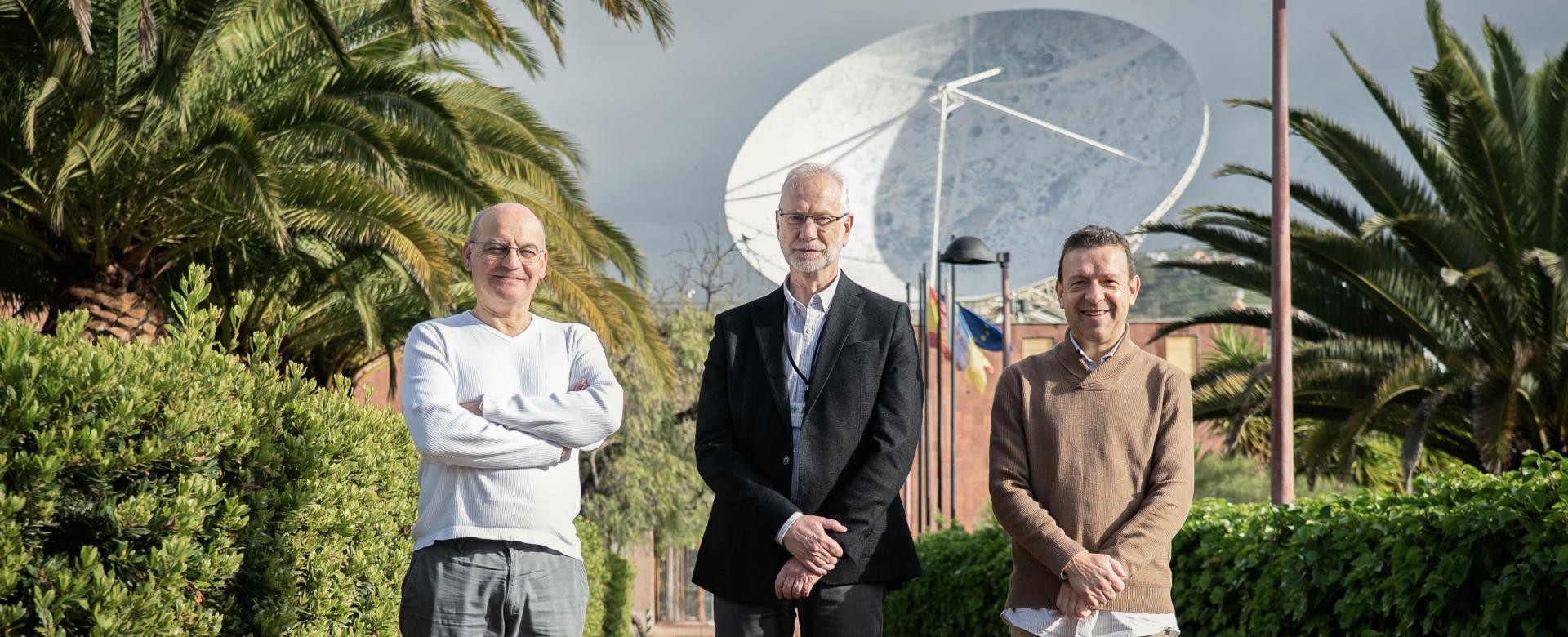 Carlos Blanco, director de estrategia de SENSIA en su visita al IAC junto al responsable de Instrumentación, Marcos Reyes; y el jefe de departamento de Óptica del IAC, José Luis Rasilla.