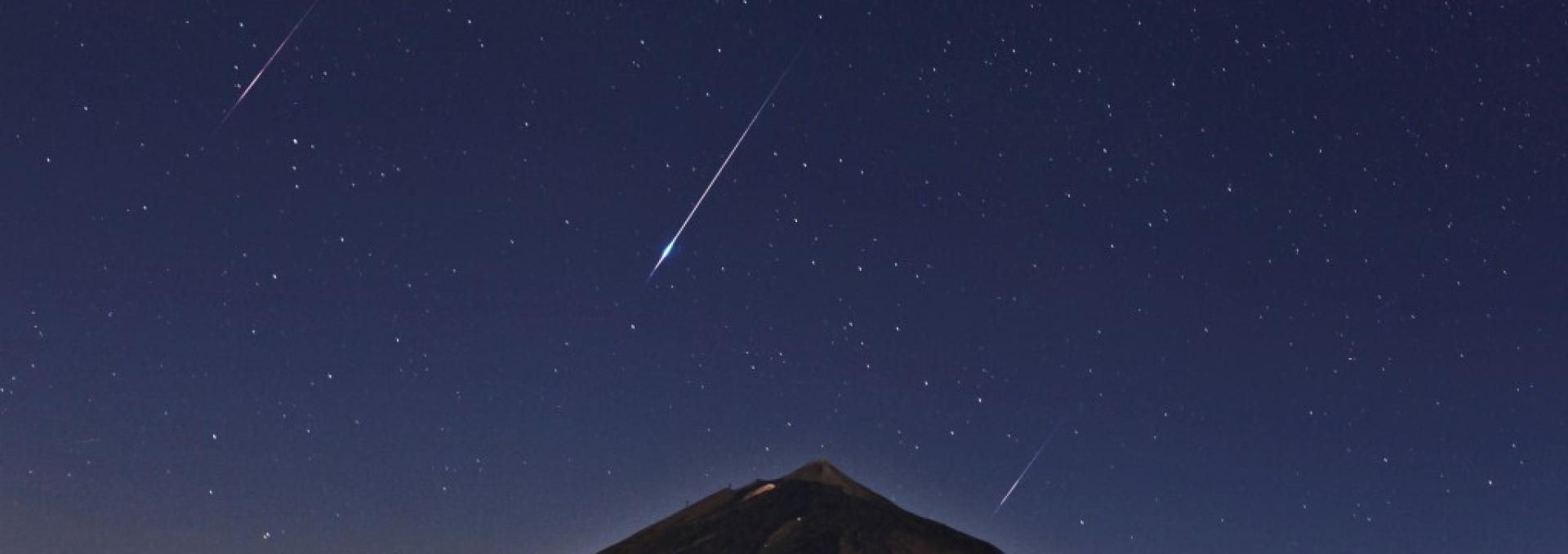 Esta imagen es una composición de la lluvia de estrellas fugaces Perseidas sobre el Teide (Tenerife, Islas Canarias) del año 2014. Se obtuvo a partir de imágenes tomadas entre la 1h-4h UT del 13 de agosto 2014, desde el Observatorio del Teide (Instituto de Astrofísica de Canarias, IAC), en el momento de la máxima actividad de las Perseidas. Las imágenes fueron registradas siguiendo el movimiento de las estrellas, de modo que las trayectorias de los meteoros muestran una convergencia hacia la parte superior,