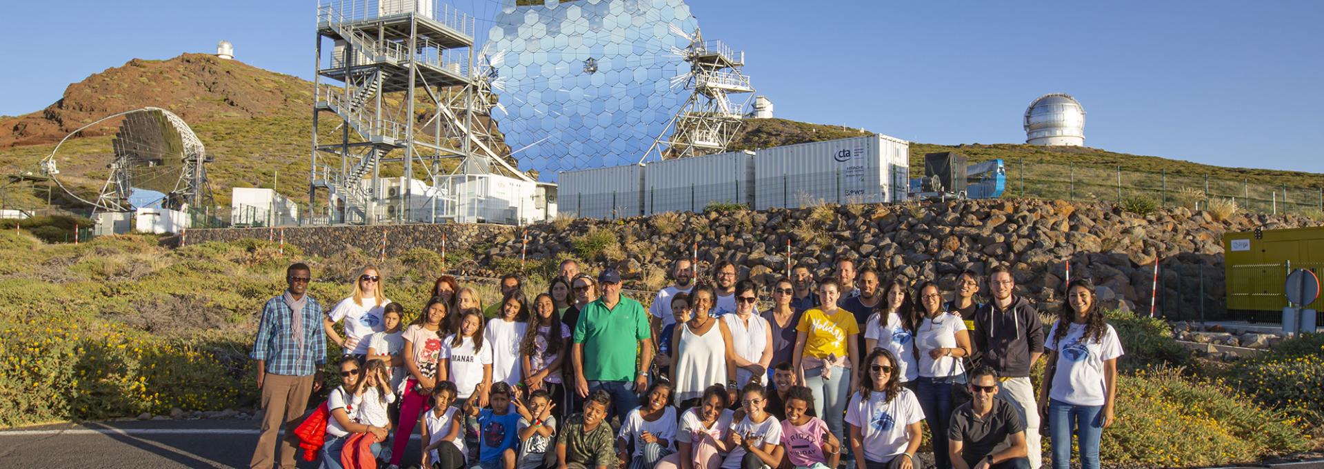 Niños y niñas saharauis visitaron, junto a sus familias de acogida, el Observatorio de Roque de los Muchachos en La Palma y accedieron a los telescopios GTC y LST-1. Crédito: F. Carrelli, D. Rodrigues, F. Sordo, GalileoMobile.