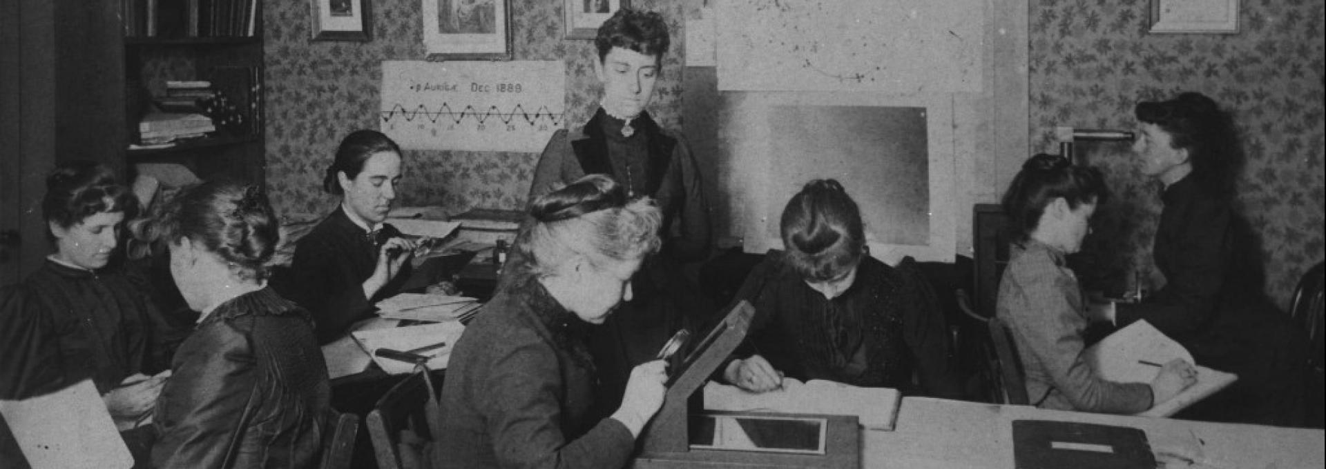 Las “Computadoras de Harvard” trabajando en la observación, cálculo y registro de los datos recogidos en las placas fotográficas celestes. Crédito: Harvard University College.