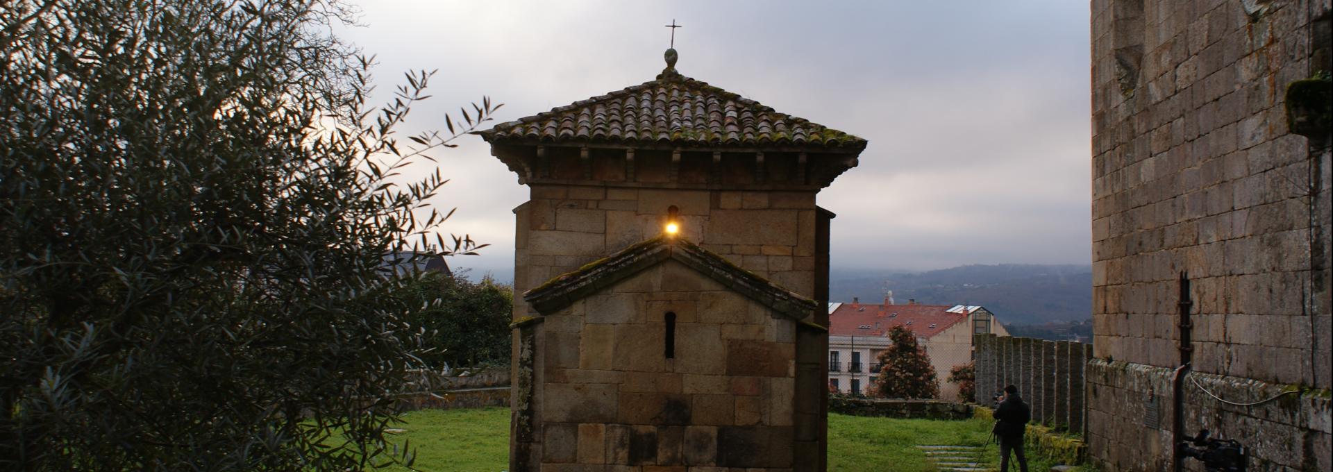 Iglesia orientada equinoccialmente, en San Miguel de Celanova (Ourense). Imagen tomada en marzo de 2016. Crédito: Antonio César González-García.