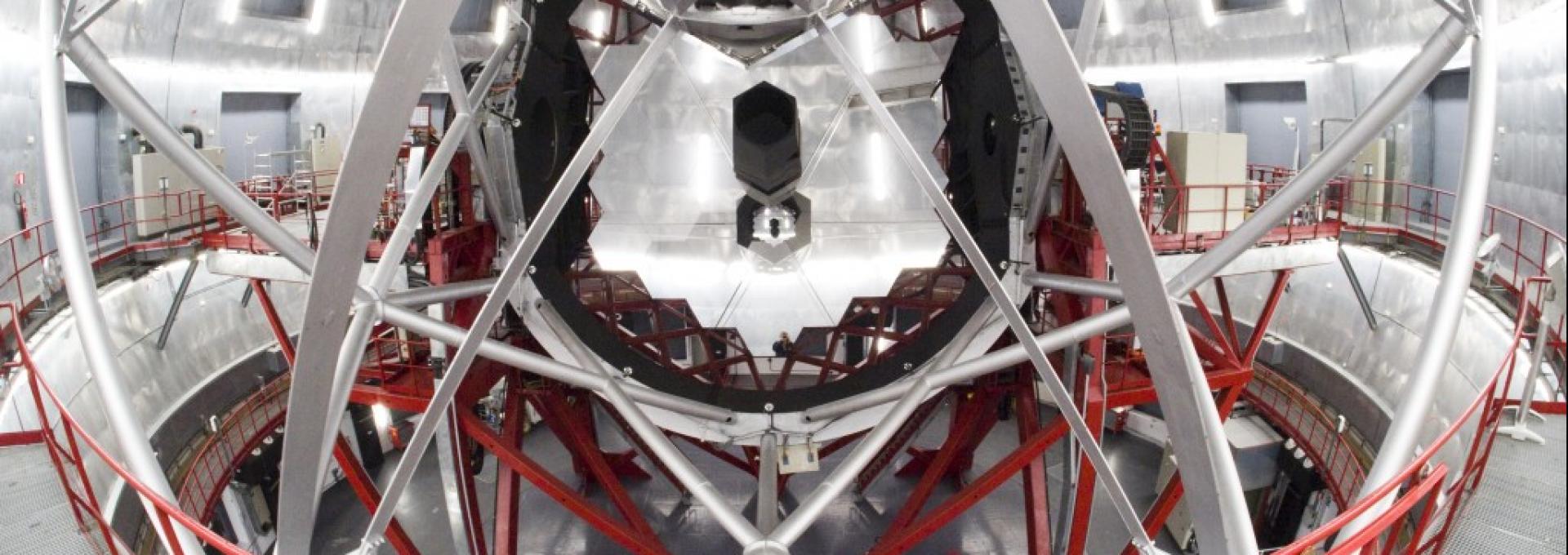 Interior del la cúpula del Gran Telescopio CANARIAS (GTC). En la imagen puede apreciarse su espejo primario, el secundario reflejado, el tubo y la montura. Crédito: Miguel Briganti / IAC.