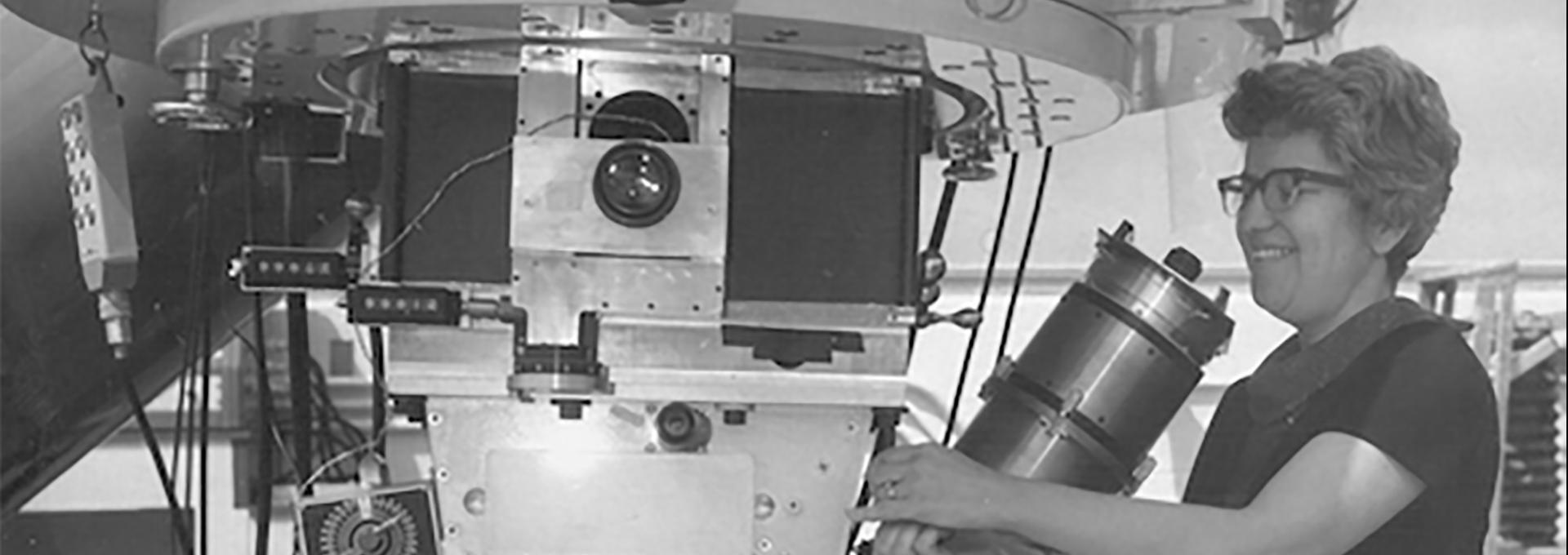 Vera Rubin trabajando en el observatorio Kitt Peak en Arizona, Estados Unidos. Crédito NOAO.