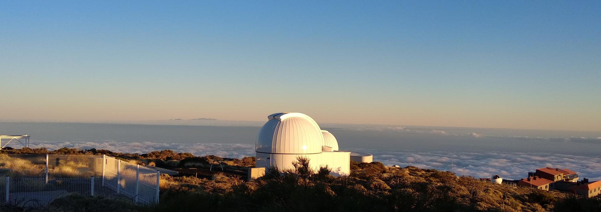 El telescopio ARTEMIS, en primer plano, y el telescopio IAC-80, al fondo, en el Observatorio del Teide, Tenerife. 