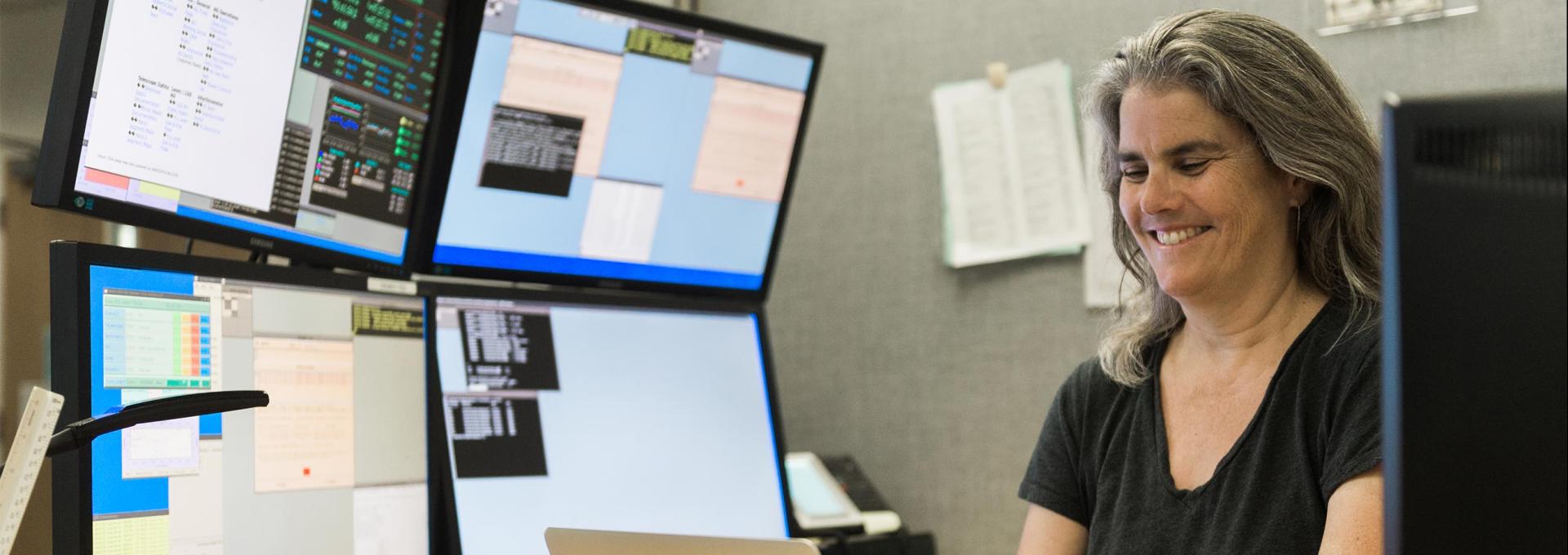 Andrea Ghez trabajando en su despacho de la Universidad de California