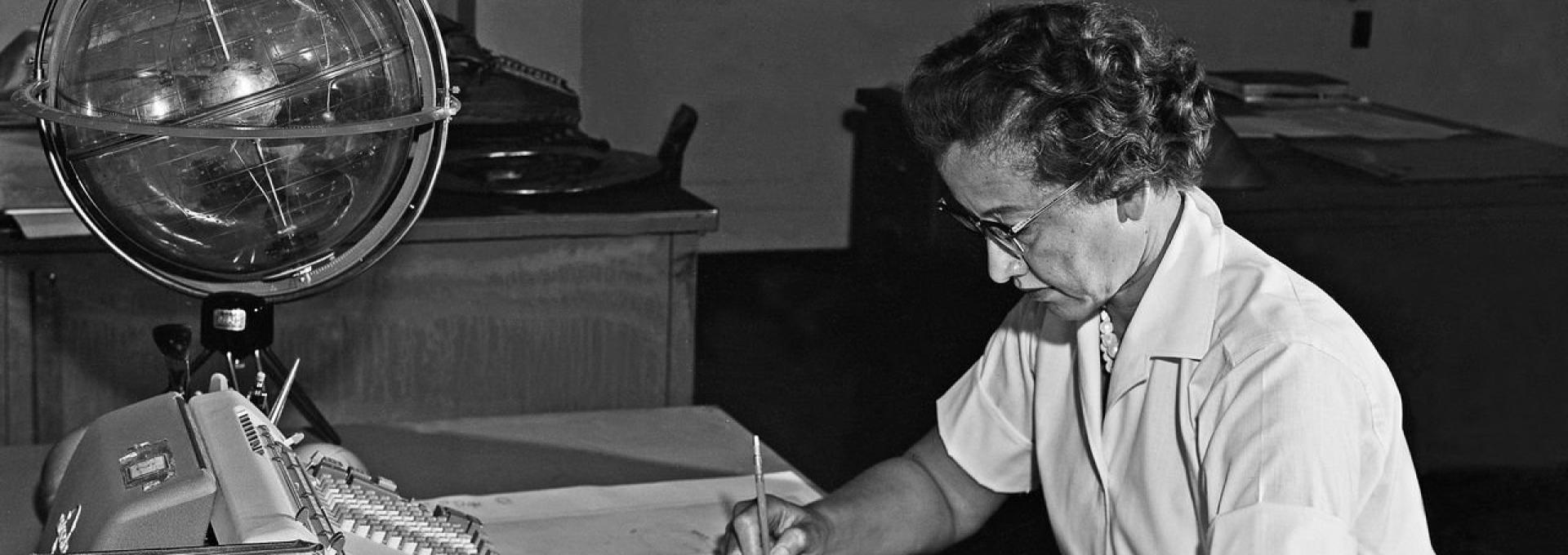  Katherine Johnson en su puesto de trabajo en el Centro de Investigación de Langley, en 1966. Crédito: NASA.