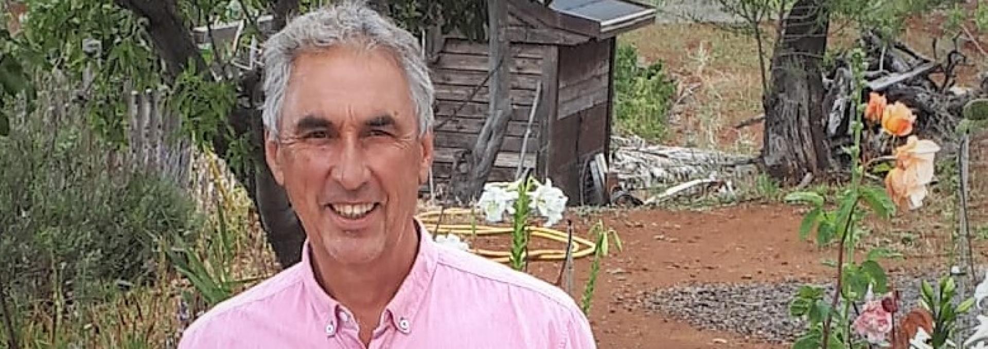 Leo Pérez, exrecepcionista del ORM, en el jardín de su vivienda en Puntagorda (La Palma).