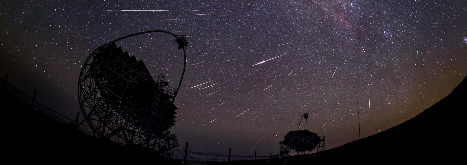 Los telescopios MAGIC en el Observatorio del Roque de los Muchachos (La Palma) bajo la lluvia de estrellas de las Perseidas en 2016. La imagen es el resultado de una exposición de 4,5 horas que capturó los meteoros cruzando el cielo.