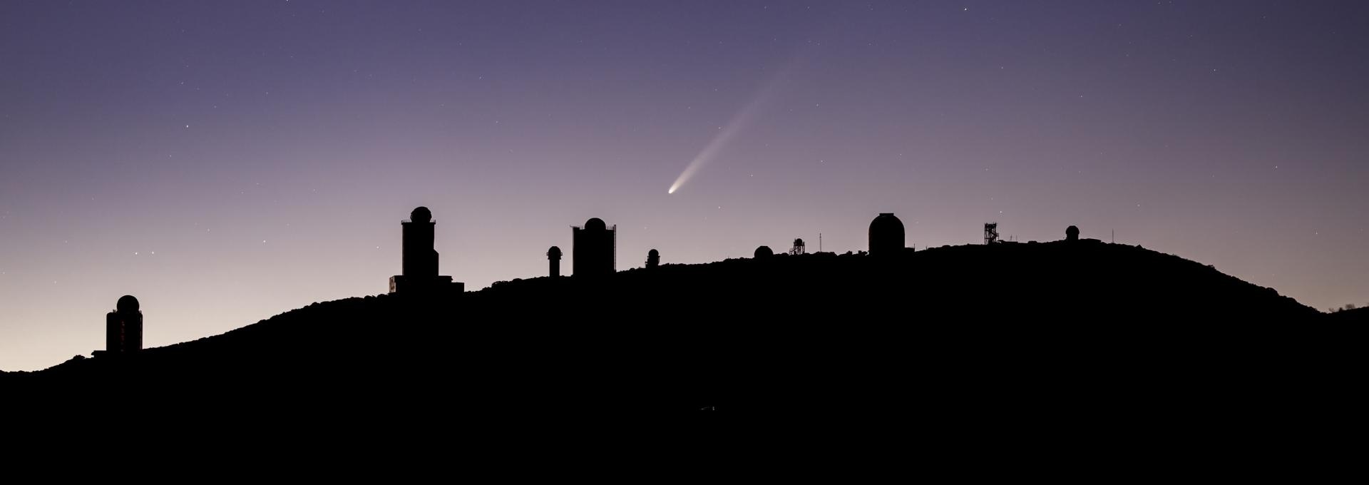 Imagen del cometa C/2023 A3 (Tsuchinshan–ATLAS) obtenida el amanecer del 26 de septiembre de 2024 con el perfil del Observatorio del Teide (IAC). (Canon 6D, 135 mm, 2.6 s e ISO 800) (Autor: Daniel López).