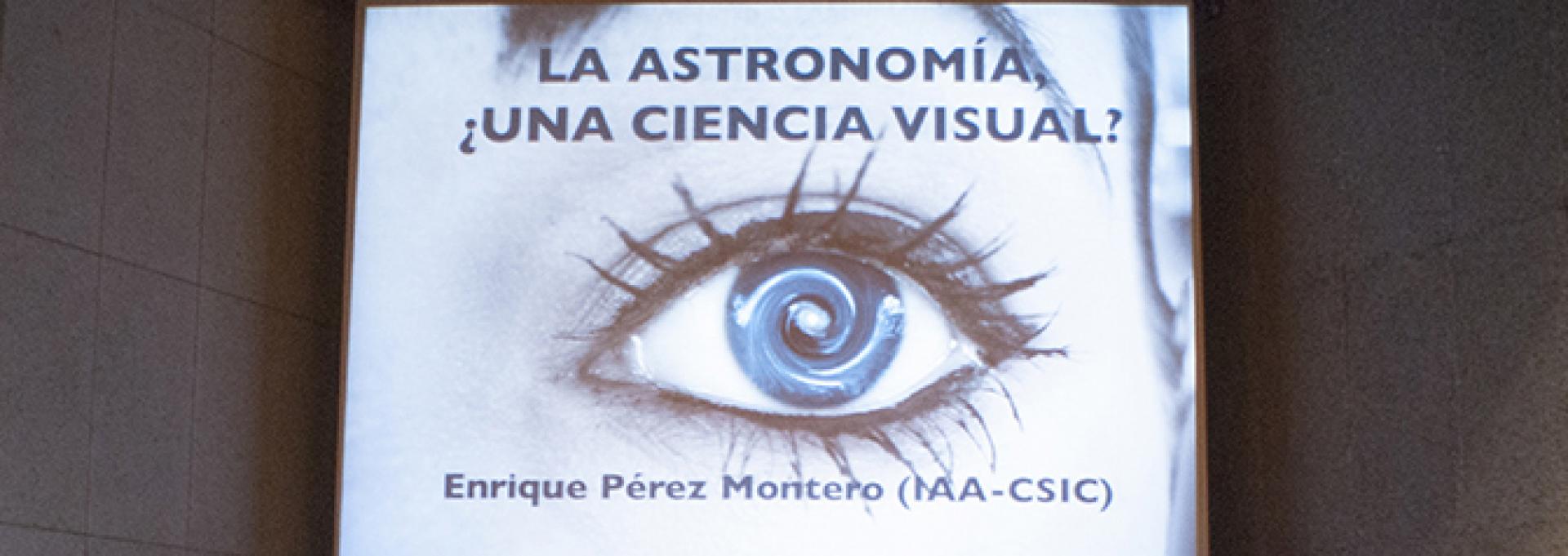 El autor, Enrique Pérez Montero (a la derecha), Profesor Visitante en el IAC en el marco del programa Severo Ochoa, durante la presentación de su charla “La astronomía, ¿una ciencia visual?”, en el Museo de la Ciencia y el Cosmos, de Museos de Tenerife, acompañado del director de este museo, Antonio Mampaso. Foto: Pedro Bento (MCC).