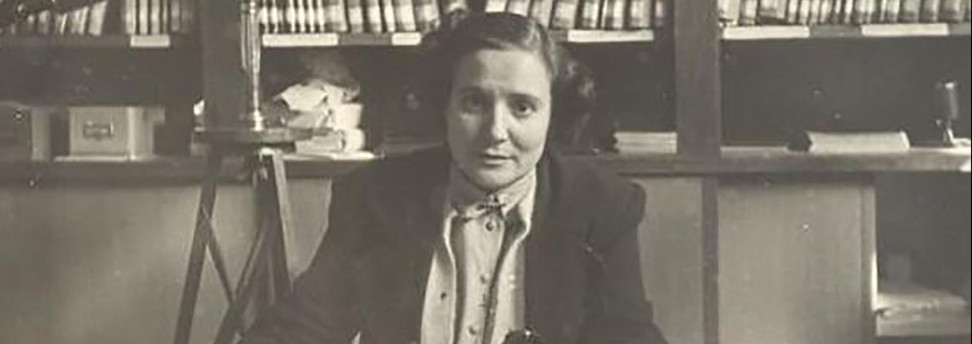 Antonia Ferrín en su despacho del Observatorio de Santiago de Compostela. Crédito: Consello da Cultura Galega.