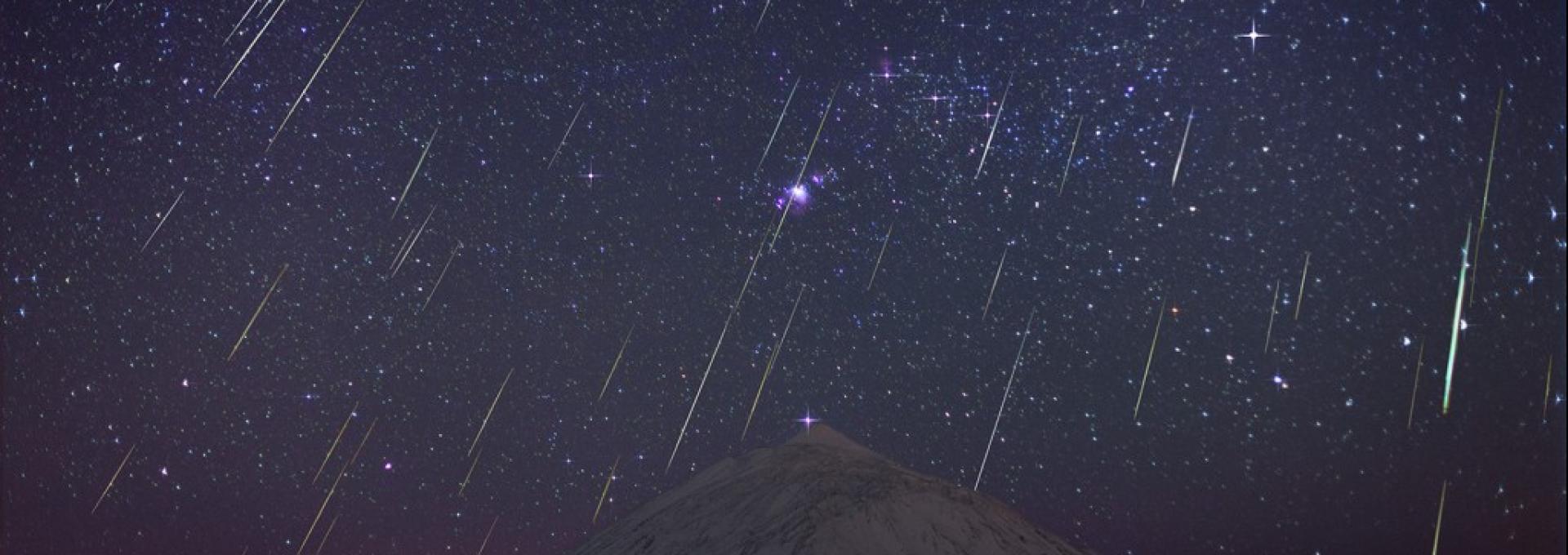Esta imagen (17 de diciembre de 2013), APOD-NASA, es una composición de la lluvia de estrellas fugaces Gemínidas sobre el Teide (Tenerife, Islas Canarias) del año 2013. Se obtuvo a partir de imágenes tomadas entre las 4:40-07:00 UT del 14 de diciembre 2013, desde el Observatorio del Teide (Instituto de Astrofísica de Canarias, IAC), en el momento de la máxima actividad de las Gemínidas. Sobre el volcán aparece la constelación de Orión; a la izquierda se encuentra Sirio, la estrella más brillante del cielo. 