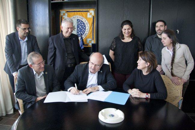 El Observatorio Internacional del Telescopio de 30 metros  y el IAC firman un acuerdo para su instalación en La Palma