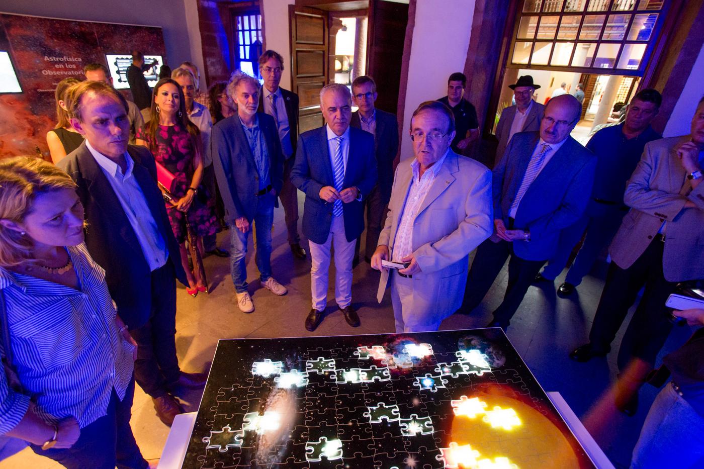 Rafael Rebolo, Alicia Vanoostende, Miguel Ángel Morcuende, Juan Antonio Belmonte y Juan Carlos Pérez Arencibia, junto a público general en el módulo sobre "Hitos científicos del IAC". Créditos: Daniel López/IAC.