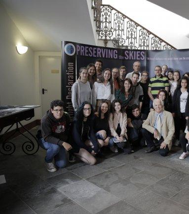 Estudiantes de La Palma miden la oscuridad nocturna de la Isla