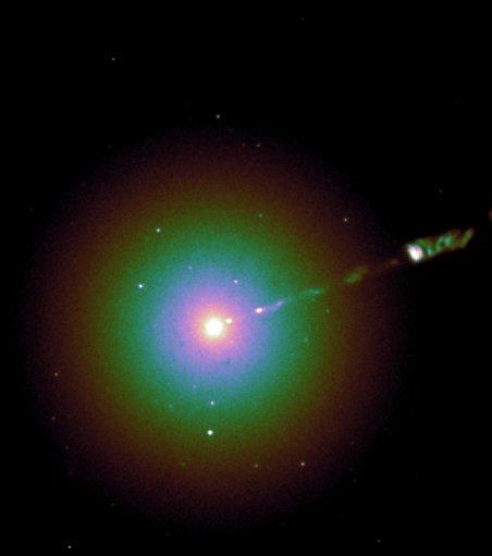 Descubren las causas del aparente desplazamiento de un agujero negro supermasivo 