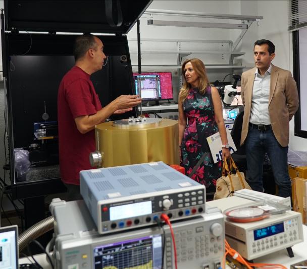 Rosa Dávila y Juan José Martínez visitan el área de electrónica del IAC